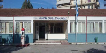 Άναμμα Χριστουγεννιάτικου “Ευχοδέντρου” στην αυλή των 4ου και 10ου Δημοτικών Σχολείων Πτολεμαΐδας