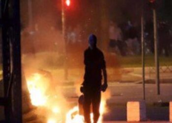 Θεσσαλονίκη: Επεισόδια από κουκουλοφόρους έξω από την Πολυτεχνική Σχολή του ΑΠΘ (ΒΙΝΤΕΟ)