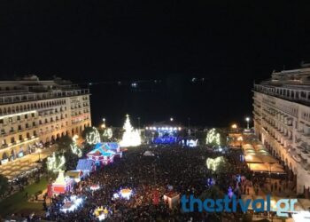 Η Θεσσαλονίκη φόρεσε τα γιορτινά της! Φωταγωγήθηκε το δέντρο στην Αριστοτέλους – Το αδιαχώρητο για τον Σαμπάνη (video)