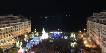 Η Θεσσαλονίκη φόρεσε τα γιορτινά της! Φωταγωγήθηκε το δέντρο στην Αριστοτέλους – Το αδιαχώρητο για τον Σαμπάνη (video)