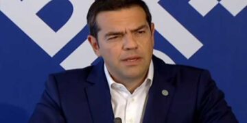 Ο Τσίπρας ανακοίνωσε αναδρομικά 820 εκατ. ευρώ στους ενστόλους