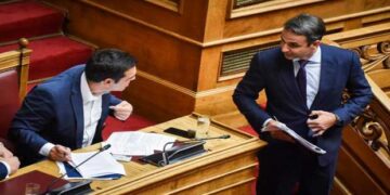 Έρευνα της Public Issue: Δημοφιλέστερος πολιτικός ο Κυριάκος Μητσοτάκης – Στον «πάτο» ο Τσίπρας