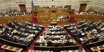 Με 50 υπογραφές η πρόταση του ΣΥΡΙΖΑ για την αναθεώρηση του Συντάγματος – Υπογράφει και ο Γιάννης Θεοφύλακτος