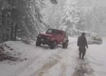 Εντυπωσιακό video – Τζιπ και οδική προσπαθούν να “ξεκολλήσουν” Ι.Χ. από 50 εκ. χιόνι στα ορεινά Γρεβενά