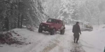 Εντυπωσιακό video – Τζιπ και οδική προσπαθούν να “ξεκολλήσουν” Ι.Χ. από 50 εκ. χιόνι στα ορεινά Γρεβενά