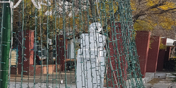 Στο περιθώριο η προτομή του Υψηλάντη – Τον κρύβει η σκιά του δέντρου!