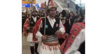 Οι Μωμόγεροι της Κοζάνης στην Αθήνα ξεσήκωσαν το αεροδρόμιο “Ελευθέριος Βενιζέλος” (video)