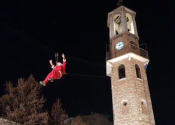 Γρεβενά: Ο Άη Βασίλης κατέβηκε από το ρολόι της πόλης (VIDEO)