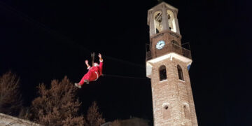 Γρεβενά: Ο Άη Βασίλης κατέβηκε από το ρολόι της πόλης (VIDEO)