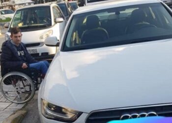 Ανήλικος σε αναπηρικό αμαξίδιο περίμενε επί 45 λεπτά σε μπλοκαρισμένη διάβαση (pics)