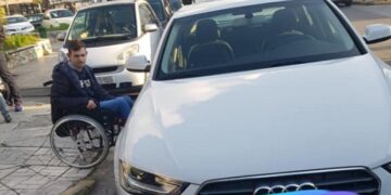 Ανήλικος σε αναπηρικό αμαξίδιο περίμενε επί 45 λεπτά σε μπλοκαρισμένη διάβαση (pics)