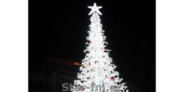 Σε γιορτινή ατμόσφαιρα άναψε το Χριστουγεννιάτικο δέντρο στα Γρεβενά