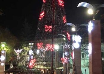 Λόγω τεχνικής βλάβης έσβησε το Χριστουγεννιάτικο δέντρο στην Πτολεμαΐδα – Αναμένεται να επιδιορθωθεί από τους ηλεκτρολόγους