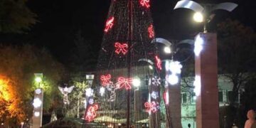 Λόγω τεχνικής βλάβης έσβησε το Χριστουγεννιάτικο δέντρο στην Πτολεμαΐδα – Αναμένεται να επιδιορθωθεί από τους ηλεκτρολόγους
