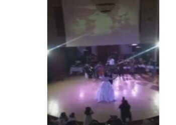 Πτολεμαΐδα: Οι νεόνυμφοι που έκλεψαν την παράσταση χορεύοντας το “Άρωμα Γυναίκας” στο αμφιθέατρο του Ξενοδοχείου Παντελίδης (video)