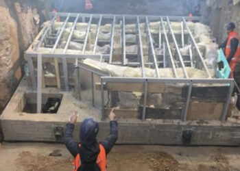 Μετρό Θεσσαλονίκης: Σήκωσαν ρωμαϊκό λουτρό 50 τόνων του 400 μ.Χ.