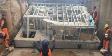 Μετρό Θεσσαλονίκης: Σήκωσαν ρωμαϊκό λουτρό 50 τόνων του 400 μ.Χ.