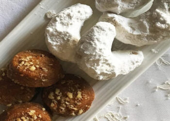 Μελομακάρονα vs κουραμπιέδες – Πόσες θερμίδες παίρνουμε