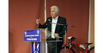 Αποδοκιμασίες κατά του βουλευτή ΣΥΡΙΖΑ Γ. Ουρσουζίδη στην εκδήλωση της Τροχαίας στο Εκθεσιακό Κέντρο – Γονείς δυσανασχέτησαν για την καθυστέρηση (video)