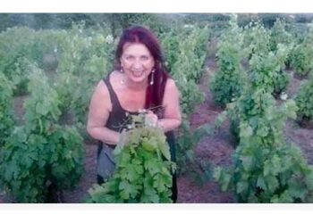 Μία Ελληνίδα από τη Μακεδονία «σεργιανάει» τον κόσμο – Η ιστορία της Θεοδώρας Λειψιστινού από τον Πελεκάνο Βοΐου