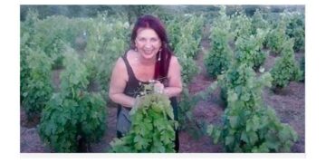 Μία Ελληνίδα από τη Μακεδονία «σεργιανάει» τον κόσμο – Η ιστορία της Θεοδώρας Λειψιστινού από τον Πελεκάνο Βοΐου