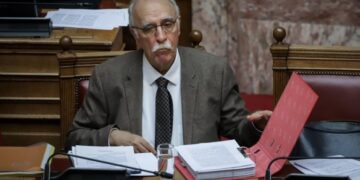 Βουλή: Νομιμοποιούν αναδρομικά τις δαπάνες του υπουργείου Άμυνας για το μεταναστευτικό