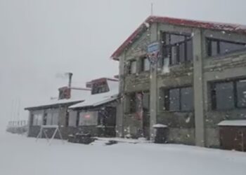 Συνεχίζει να χιονίζει στη Βασιλίτσα, κόντρα στις καιρικές προβλέψεις (video)