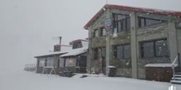 Συνεχίζει να χιονίζει στη Βασιλίτσα, κόντρα στις καιρικές προβλέψεις (video)