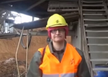 Ολυμπία Παπαχαρισίου: Η πολύτεκνη χειρίστρια καδοφόρου εκσκαφέα στο Αμύνταιο που βραβεύτηκε από τη ΔΕΗ (Βίντεο)