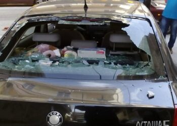 Σοβάδες από κτίριο στο κέντρο της Κοζάνης έπεσαν επάνω σε σταθμευμένο όχημα – Δείτε τη ζημιά που έπαθε το αυτοκίνητο