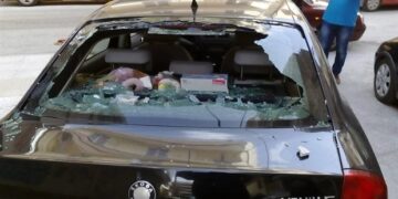 Σοβάδες από κτίριο στο κέντρο της Κοζάνης έπεσαν επάνω σε σταθμευμένο όχημα – Δείτε τη ζημιά που έπαθε το αυτοκίνητο