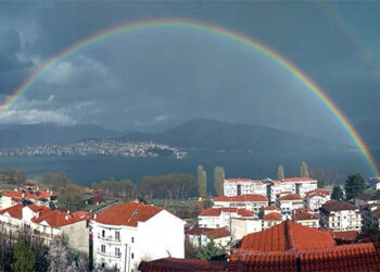 Το ουράνιο τόξο.. αγκαλιά με τη λίμνη της Καστοριάς (Φωτογραφίες – Βίντεο)
