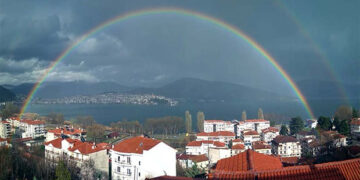Το ουράνιο τόξο.. αγκαλιά με τη λίμνη της Καστοριάς (Φωτογραφίες – Βίντεο)