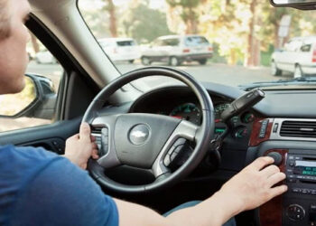 Νέος ΚΟΚ: Τι ισχύει για το handsfree στο αυτοκίνητο