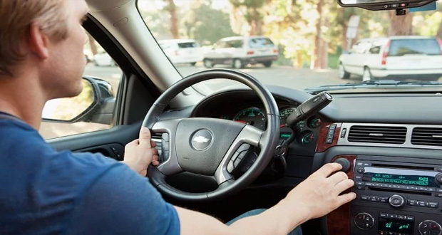 Νέος ΚΟΚ: Τι ισχύει για το handsfree στο αυτοκίνητο