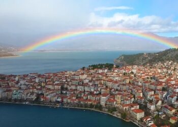 Δείτε ένα εκπληκτικό timelapse βίντεο από τα παιχνίδια του ουράνιου τόξου με τα σύννεφα πάνω από την Καστοριά!