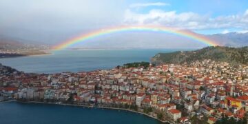 Δείτε ένα εκπληκτικό timelapse βίντεο από τα παιχνίδια του ουράνιου τόξου με τα σύννεφα πάνω από την Καστοριά!
