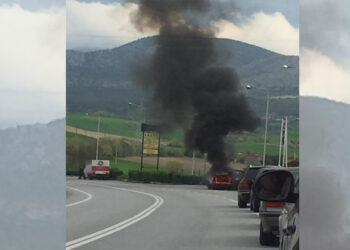 Αυτοκίνητο τυλίχθηκε στις φλόγες στο δρόμο Κοζάνης-Σερβίων – Δείτε βίντεο και φωτογραφίες!