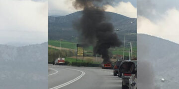 Αυτοκίνητο τυλίχθηκε στις φλόγες στο δρόμο Κοζάνης-Σερβίων – Δείτε βίντεο και φωτογραφίες!
