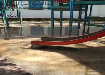 Τσαπατσουλιές – Βλάβη σε αγωγό του νερού, ο υπάλληλος της ΔΕΥΑ αδειάζει το νερό μέσα στο πάρκο