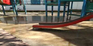 Τσαπατσουλιές – Βλάβη σε αγωγό του νερού, ο υπάλληλος της ΔΕΥΑ αδειάζει το νερό μέσα στο πάρκο