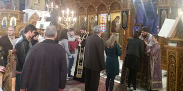Μ. Πέμπτη στον Ιερό Ναό Αγίου Στεφάνου – Με ευλάβεια οι πιστοί περιμένουν να λάβουν τη Θεία Κοινωνία
