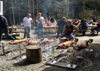 Το Πάσχα των Ελλήνων σε δάσος της Ελβετίας – Ανάμεσά τους και Έλληνες με καταγωγή από το Άργος Ορεστικό (Φωτογραφίες)
