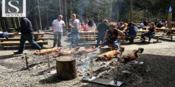 Το Πάσχα των Ελλήνων σε δάσος της Ελβετίας – Ανάμεσά τους και Έλληνες με καταγωγή από το Άργος Ορεστικό (Φωτογραφίες)