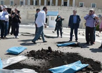 Με σακούλες λιγνίτη και πανό στη Βουλή η ΓΕΝΟΠ