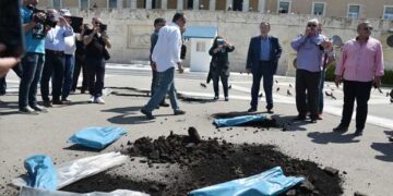 Με σακούλες λιγνίτη και πανό στη Βουλή η ΓΕΝΟΠ