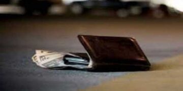 Μάθημα τιμιότητας από μαθητή στην Κοζάνη – Βρήκε και παρέδωσε πορτοφόλι γεμάτο με χρήματα