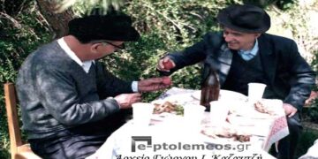 Δύο καλοί φίλοι, μιας κάποιας ηλικίας, συνεχίζουν το Πασχαλιάτικο έθιμο, το τσούγκρισμα του κόκκινου αυγού, το 1986. –  Από τη στήλη του κ. Γ. Καζαντζή στον Παλμό 18/04/2018