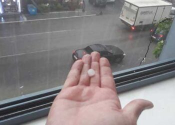 Θεομηνία στη Θεσσαλονίκη με σφοδρή χαλαζόπτωση (video)