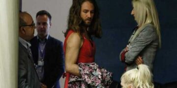 Με κατακόκκινο φόρεμα στα θεωρεία της Βουλής σήμερα ο Τζέισον Αντιγόνη (εικόνες)